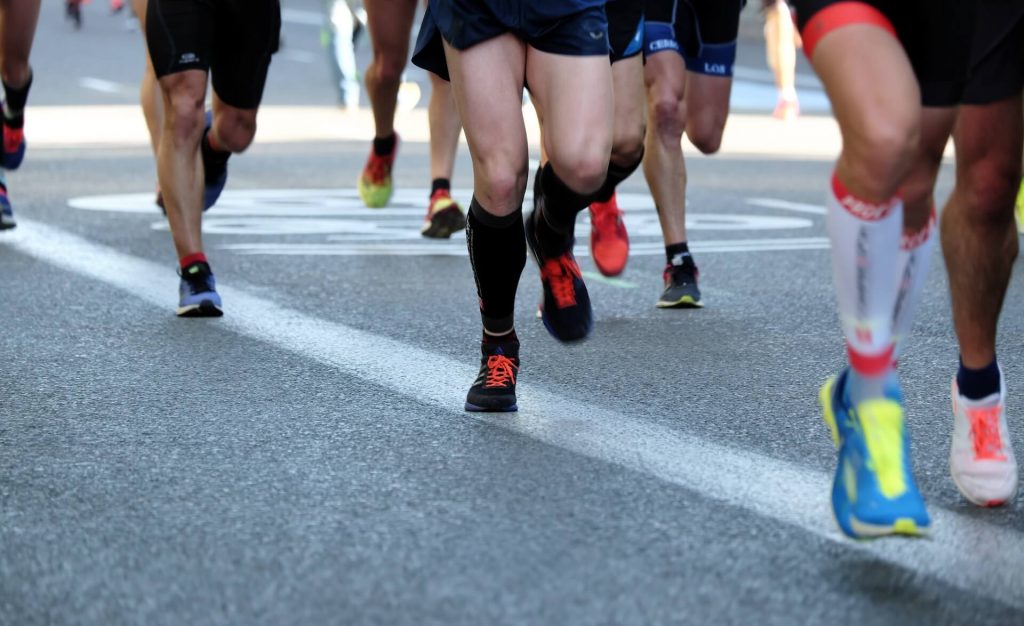Varias personas corriendo un maratón