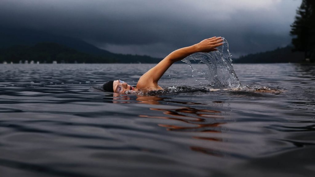 Una persona nadando en un lago